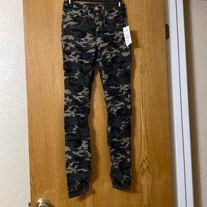 NWT juniors size 3 camo skinny jeans